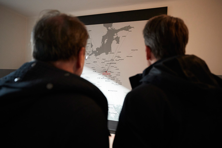 Μητσοτάκης από το Άουσβιτς: Ποτέ ο κόσμος να μην ξαναζήσει τέτοια ανείπωτη τραγωδία