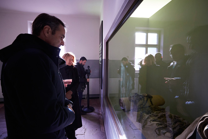 Μητσοτάκης από το Άουσβιτς: Ποτέ ο κόσμος να μην ξαναζήσει τέτοια ανείπωτη τραγωδία