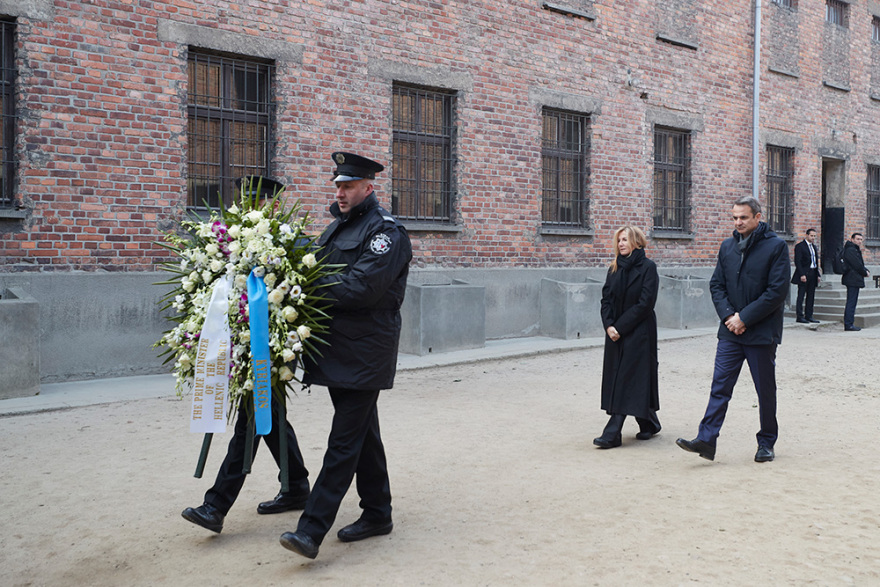 Μητσοτάκης από το Άουσβιτς: Ποτέ ο κόσμος να μην ξαναζήσει τέτοια ανείπωτη τραγωδία