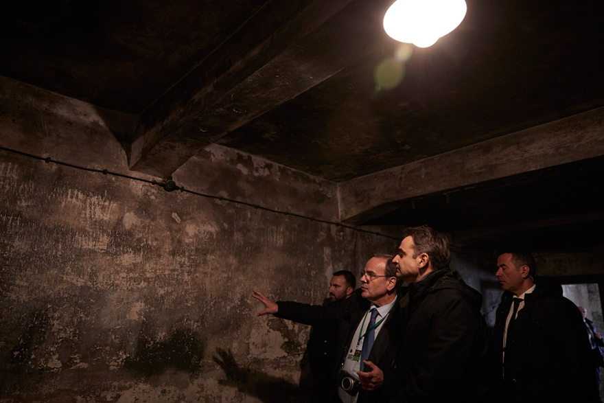 Μητσοτάκης από το Άουσβιτς: Ποτέ ο κόσμος να μην ξαναζήσει τέτοια ανείπωτη τραγωδία