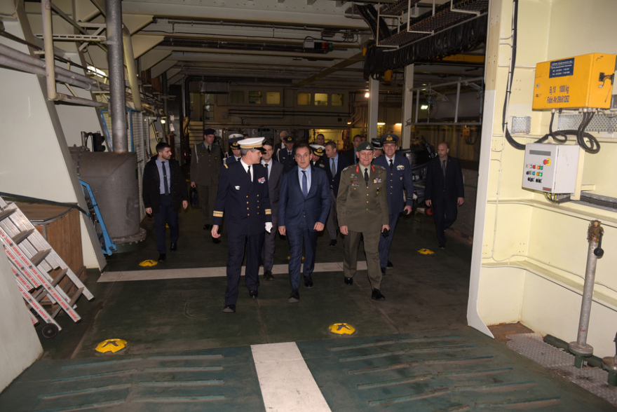 Μήνυμα Παναγιωτόπουλου από το γαλλικό ελικοπτεροφόρο «Dixmude»