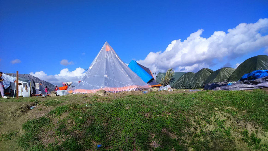 Φωτογραφίες σοκ: 6.700 πρόσφυγες στη Χίο στοιβάζονται σε λασπόνερα και σκουπίδια 