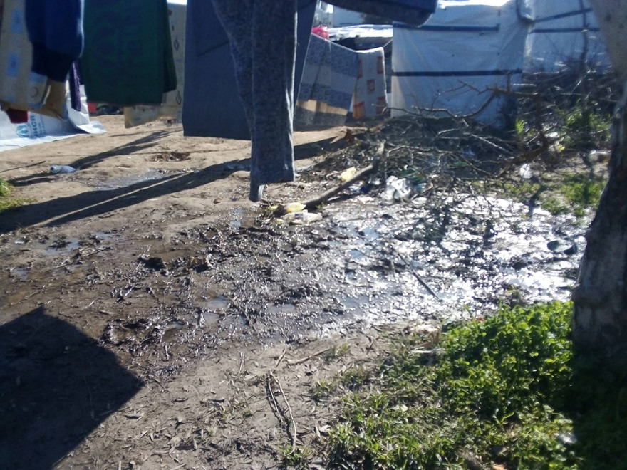 Φωτογραφίες σοκ: 6.700 πρόσφυγες στη Χίο στοιβάζονται σε λασπόνερα και σκουπίδια 