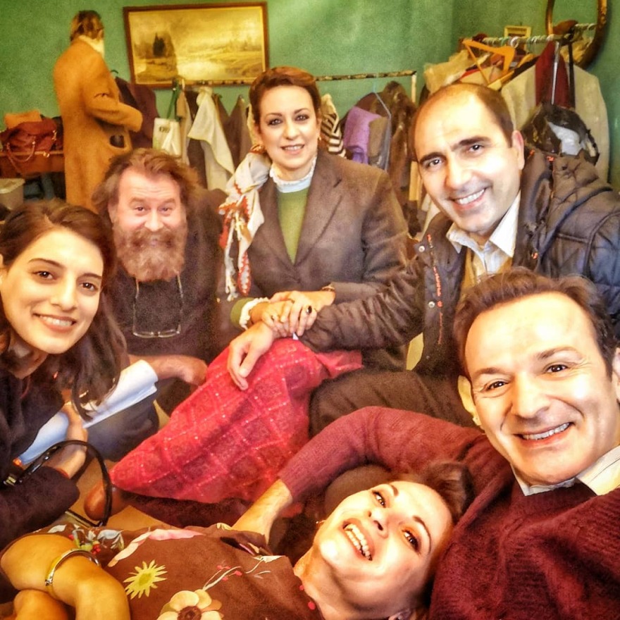 Άγριες Μέλισσες: Ο κουρέας του χωριού ανέβασε backstage απο το Διαφάνι 