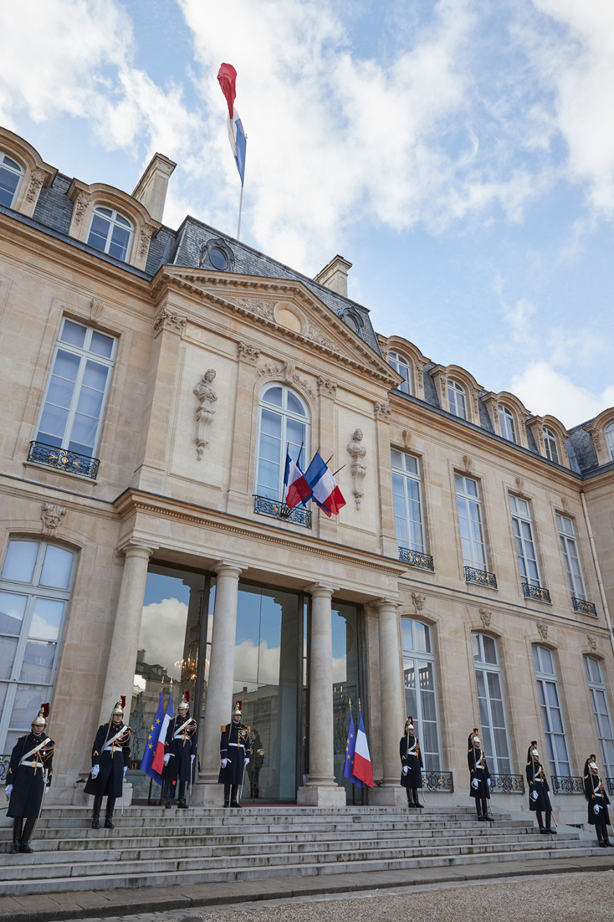 Στο Παρίσι ο Μητσοτάκης: Θερμή υποδοχή από Μακρόν 