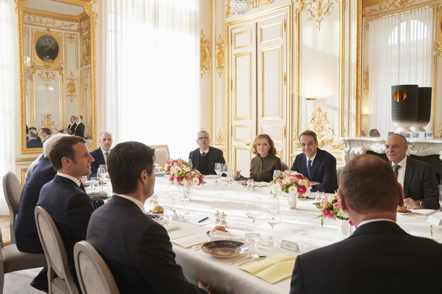 Στο Παρίσι ο Μητσοτάκης: Θερμή υποδοχή από Μακρόν 