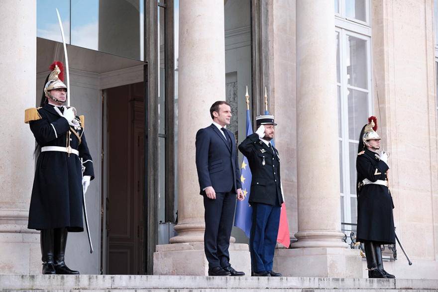 Στο Παρίσι ο Μητσοτάκης: Θερμή υποδοχή από Μακρόν 