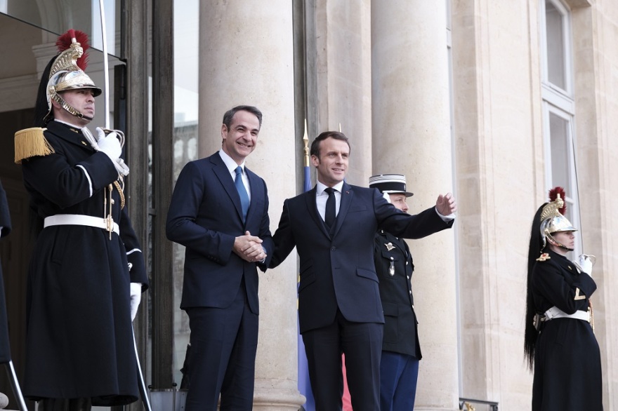 Στο Παρίσι ο Μητσοτάκης: Θερμή υποδοχή από Μακρόν 