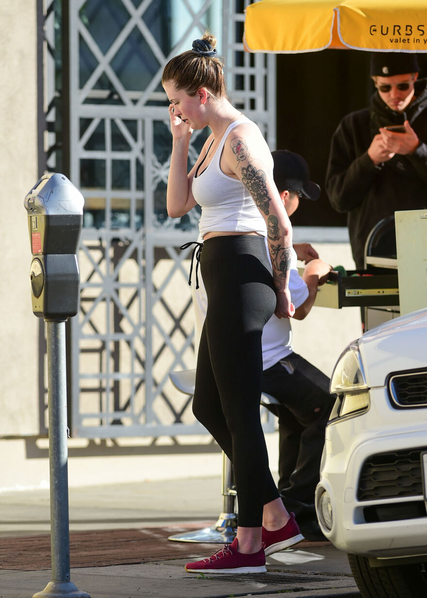 Άιρλαντ Μπάλντουιν: Η κόρη της Κιμ Μπάσιντζερ είναι σέξι ακόμη και με φόρμες