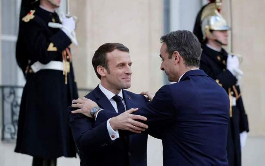 Στο Παρίσι ο Μητσοτάκης: Θερμή υποδοχή από Μακρόν 