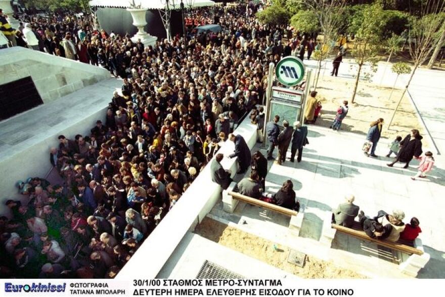 Μετρό: Σαν σήμερα άνοιξε τις πύλες του - Ο Σημίτης κρατά το εισιτήριό του στο Σύνταγμα - Δείτε φωτογραφίες και βίντεο