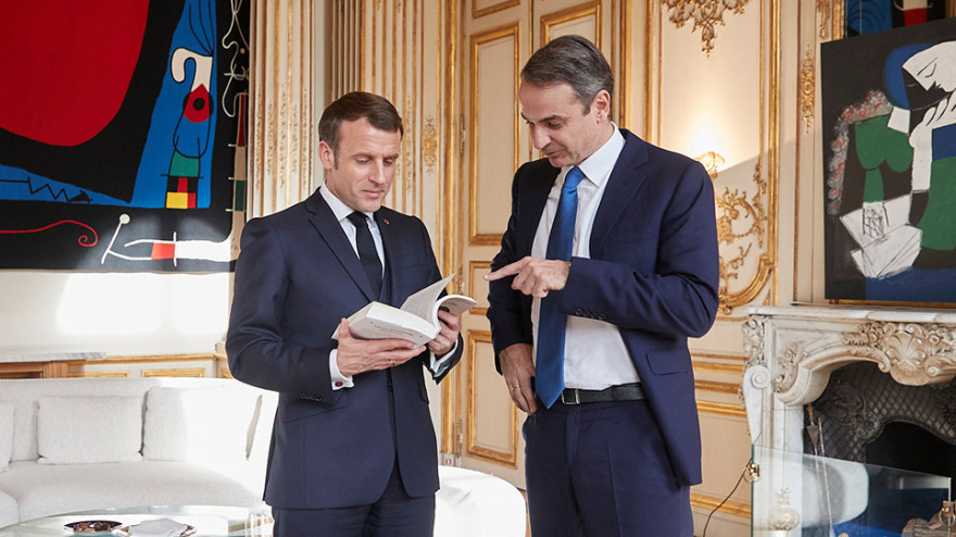 Τι έφερε ο Κυριάκος Μητσοτάκης από το Παρίσι