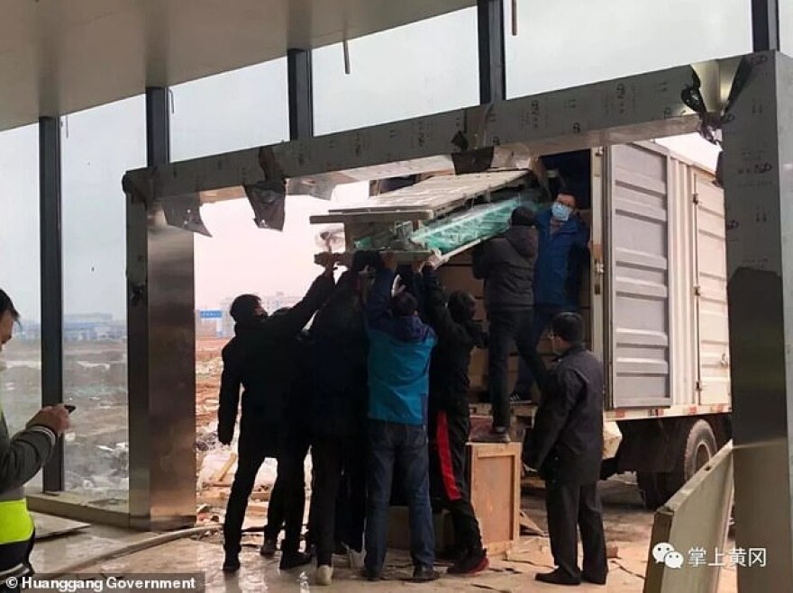 Κοροναϊός: Έτοιμο σε χρόνο «ρεκόρ» το πρώτο νοσοκομείο στην Κίνα αποκλειστικά για ασθενείς του φονικού ιού 