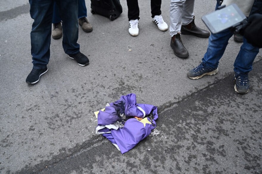 Θλιβερή εικόνα στο Λονδίνο: Υποστηρικτής του Brexit έκαψε τη σημαία της ΕΕ 