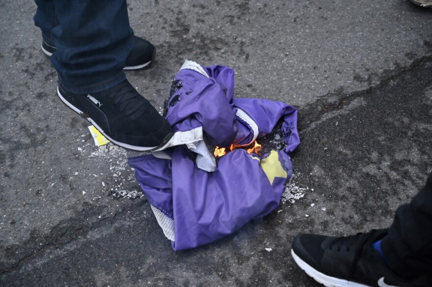 Θλιβερή εικόνα στο Λονδίνο: Υποστηρικτής του Brexit έκαψε τη σημαία της ΕΕ 