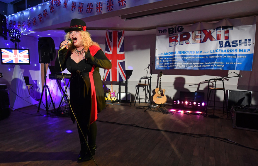 Brexit: «Πάρτι» στους δρόμους με μπύρες και συνθήματα - Γιορτάζουν την έξοδο οι Βρετανοί