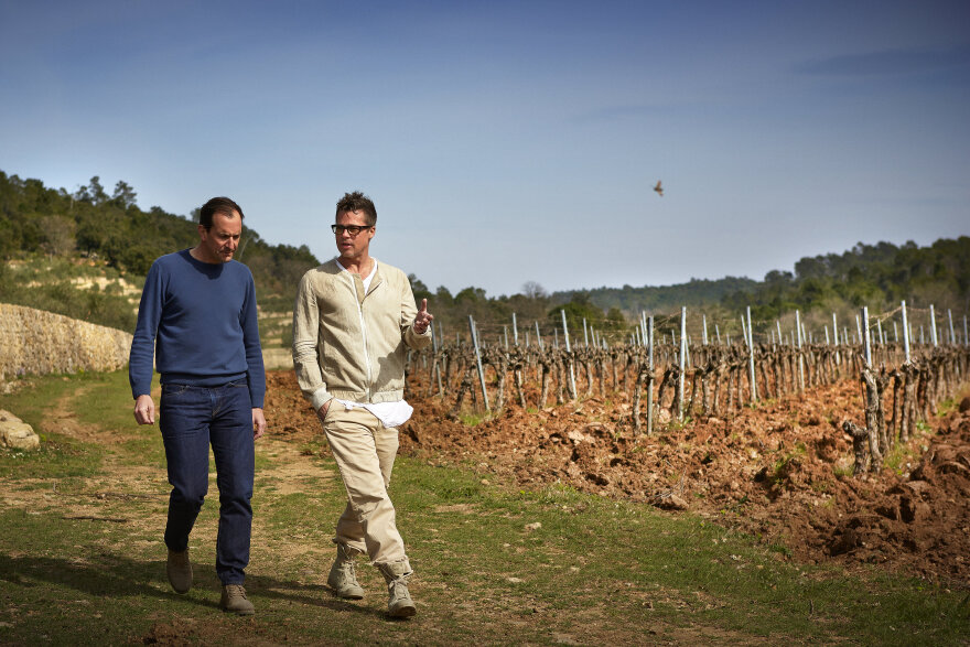 Μπραντ Πιτ: Αγκαλιές με την Τζένιφερ και business με την Αντζελίνα