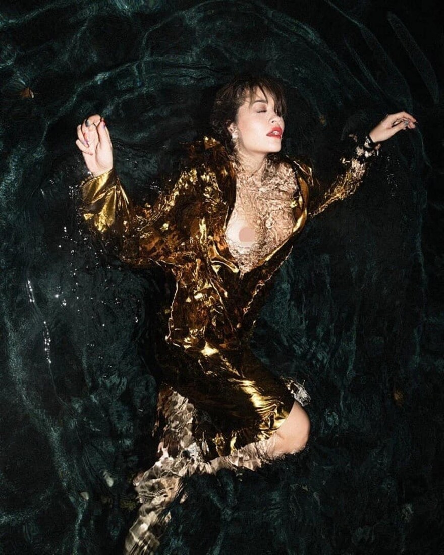 Ρίτα Όρα: Η Κοσοβάρα ποπ σταρ δείχνει το στήθος της σε γνωστό περιοδικό!