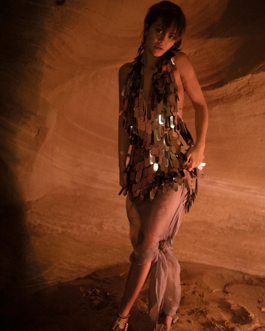 Ρίτα Όρα: Η Κοσοβάρα ποπ σταρ δείχνει το στήθος της σε γνωστό περιοδικό!