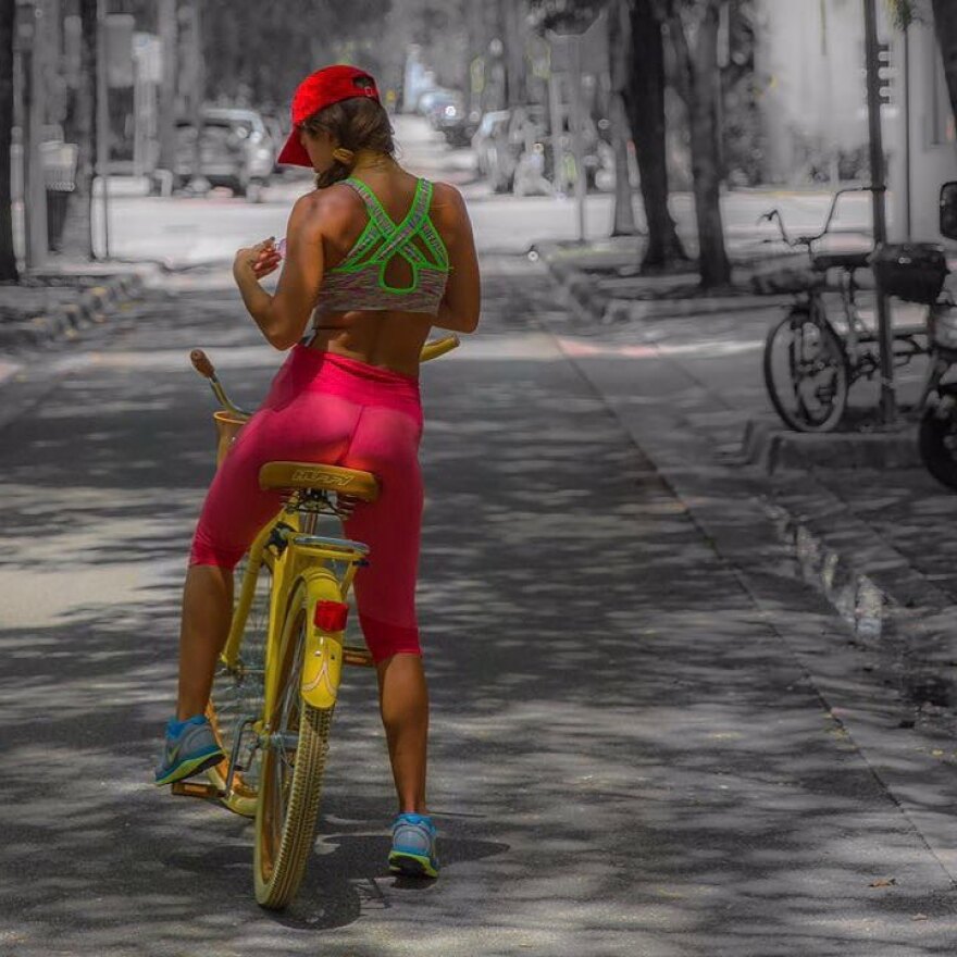 Η πληθωρική αεροσυνοδός του «My Style Rocks» γυμνάζει εντατικά το κορμί της 