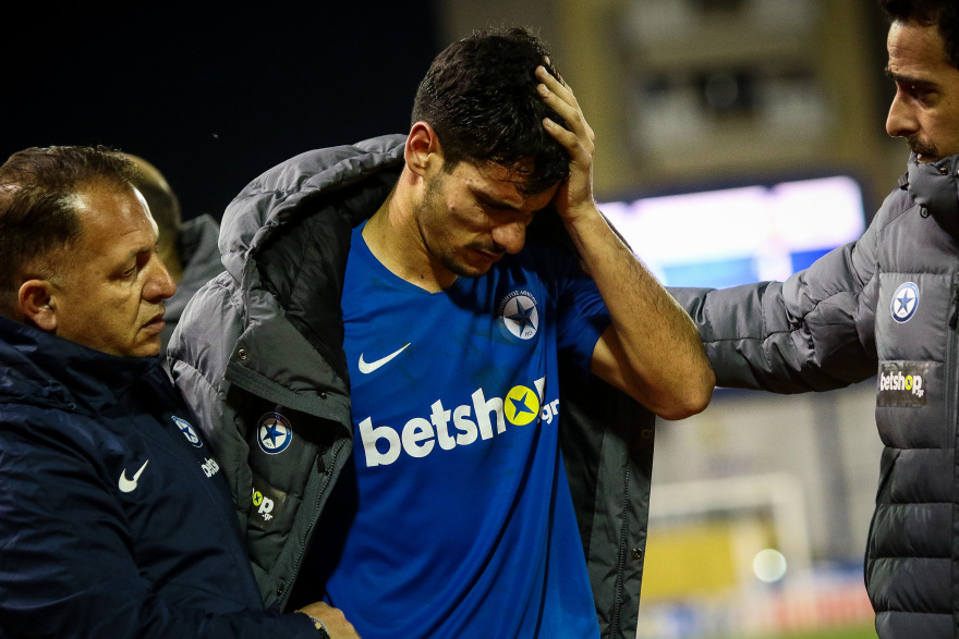 Ατρόμητος - ΑΕΚ: «Πάγωσαν» με τον σοκαριστικό τραυματισμό του Γιακουμάκη στο Περιστέρι