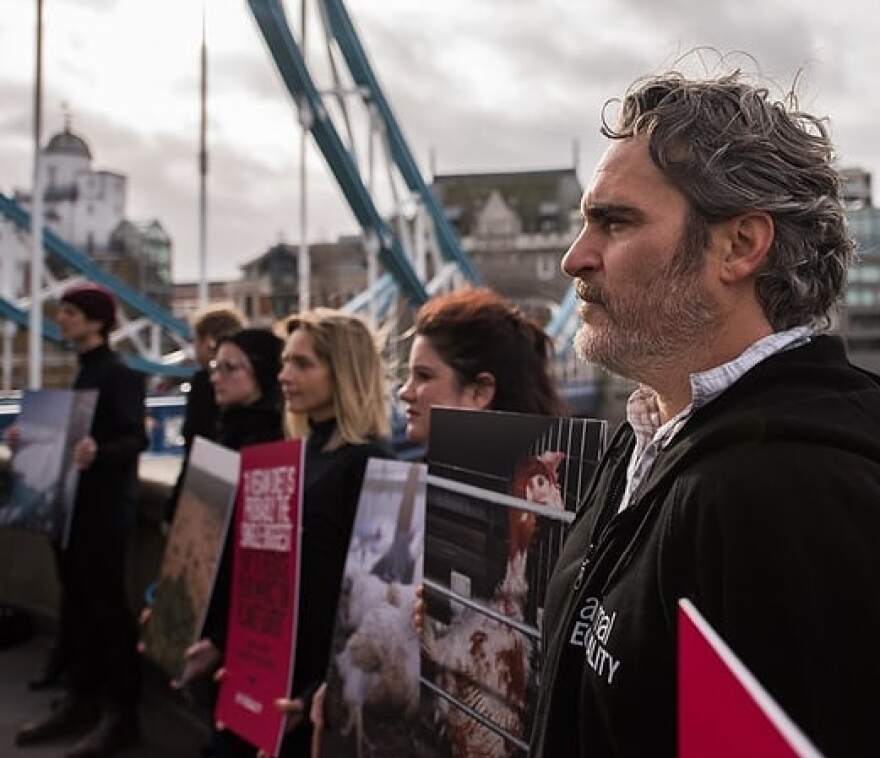 Ο Χοακίν Φίνιξ σε κινητοποιήσεις στο Λονδίνο: Γίνετε vegan