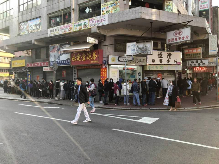 Έλληνας του Χονγκ Κονγκ περιγράφει στο protothema.gr: «Σκοτωνόμαστε για τις μάσκες»