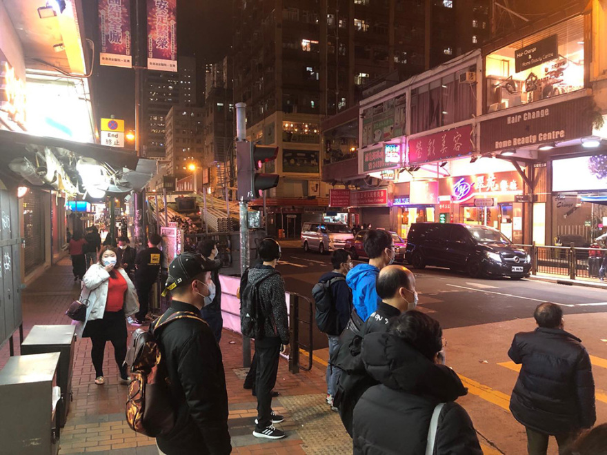 Έλληνας του Χονγκ Κονγκ περιγράφει στο protothema.gr: «Σκοτωνόμαστε για τις μάσκες»