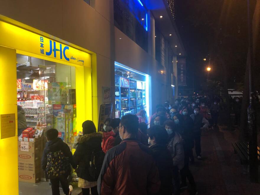 Έλληνας του Χονγκ Κονγκ περιγράφει στο protothema.gr: «Σκοτωνόμαστε για τις μάσκες»