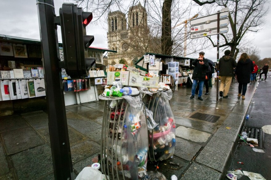 Xάος στους δρόμους του Παρισιού - «Πνίγονται» στα σκουπίδια εξαιτίας των απεργιών