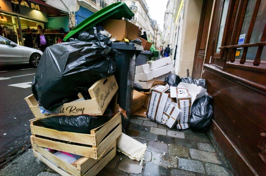 Xάος στους δρόμους του Παρισιού - «Πνίγονται» στα σκουπίδια εξαιτίας των απεργιών