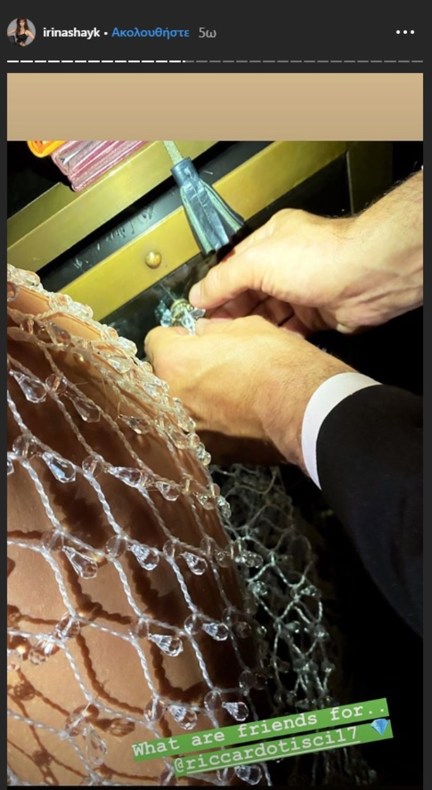 Ημίγυμνη και με φόρεμα από κρύσταλλα εμφανίστηκε η Ιρίνα Σάικ στα Bafta