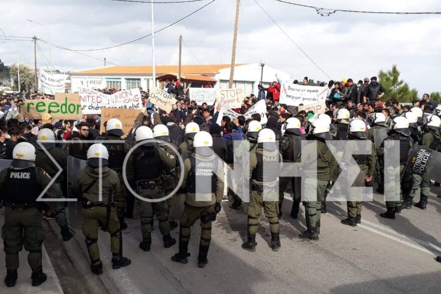 Επεισόδια στη Μόρια: Φωτιές άναψαν οι διαδηλωτες - Ρίψη χημικών από την αστυνομία