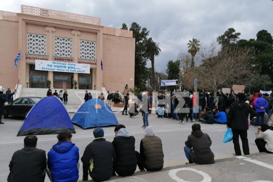 Επεισόδια στη Μόρια: Φωτιές άναψαν οι διαδηλωτες - Ρίψη χημικών από την αστυνομία
