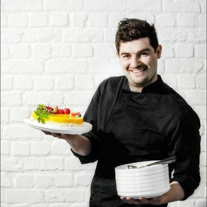 Νίκος Κουλέπης: Ο ζαχαροπλάστης που θυμίζει... Ελλάδα στους Βέλγους με τα γλυκά του 