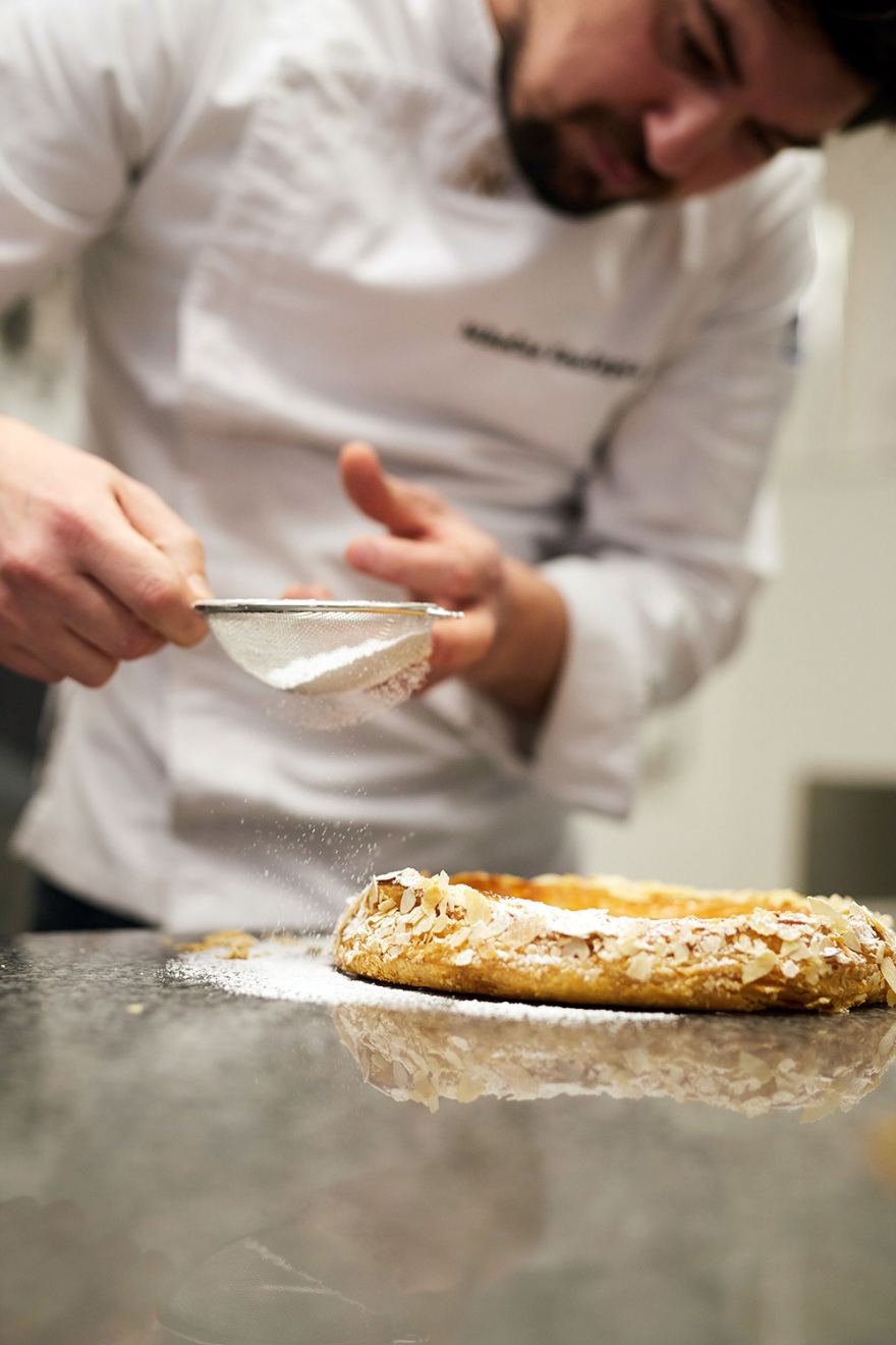 Νίκος Κουλέπης: Ο ζαχαροπλάστης που θυμίζει... Ελλάδα στους Βέλγους με τα γλυκά του 