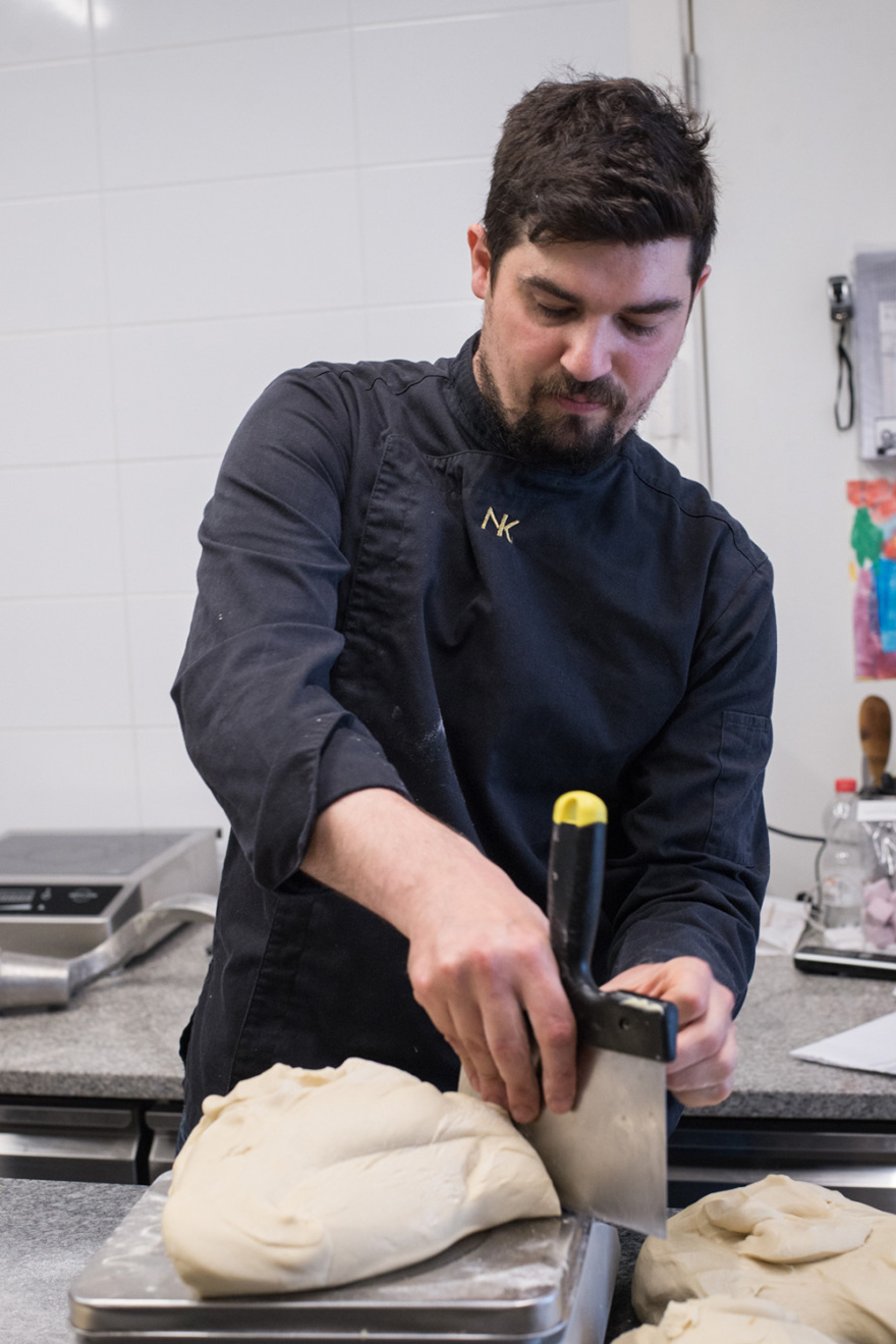 Νίκος Κουλέπης: Ο ζαχαροπλάστης που θυμίζει... Ελλάδα στους Βέλγους με τα γλυκά του 