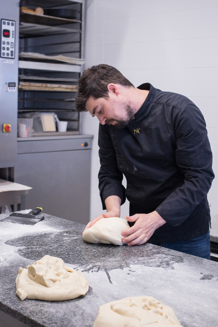 Νίκος Κουλέπης: Ο ζαχαροπλάστης που θυμίζει... Ελλάδα στους Βέλγους με τα γλυκά του 