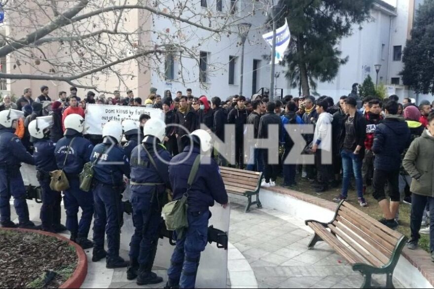 Μεταναστευτικό: Έκρυθμη η κατάσταση στη Λέσβο - Νέα διαδήλωση αιτούντων άσυλο στο λιμάνι