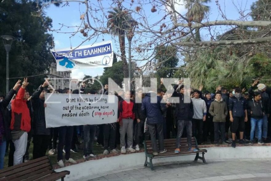 Μεταναστευτικό: Έκρυθμη η κατάσταση στη Λέσβο - Νέα διαδήλωση αιτούντων άσυλο στο λιμάνι