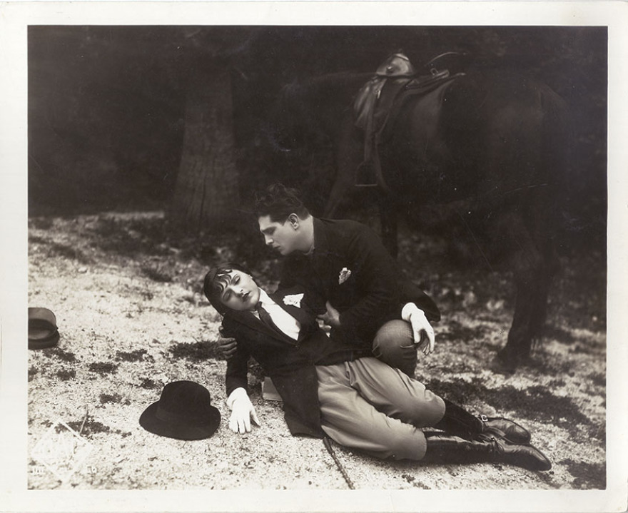 «Οι Απάχηδες των Αθηνών»: Tα θρυλικά αλάνια του '30 χρειάστηκαν 121.000 ευρώ για να «ζωντανέψουν» ξανά στη Λυρική Σκηνή