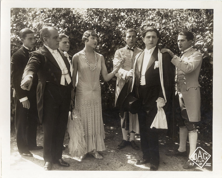 «Οι Απάχηδες των Αθηνών»: Tα θρυλικά αλάνια του '30 χρειάστηκαν 121.000 ευρώ για να «ζωντανέψουν» ξανά στη Λυρική Σκηνή