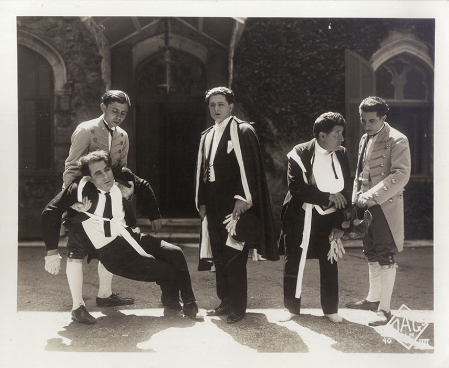 «Οι Απάχηδες των Αθηνών»: Tα θρυλικά αλάνια του '30 χρειάστηκαν 121.000 ευρώ για να «ζωντανέψουν» ξανά στη Λυρική Σκηνή