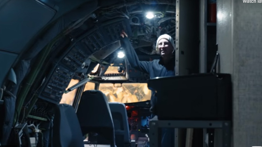 Ο αεροναυπηγός που ζει σε Boeing της Ολυμπιακής σε δάσος της Αμερικής 