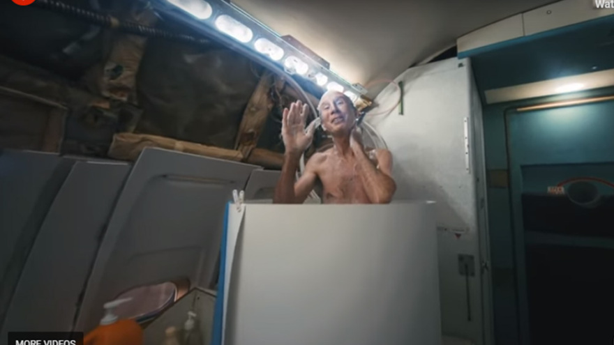 Ο αεροναυπηγός που ζει σε Boeing της Ολυμπιακής σε δάσος της Αμερικής 