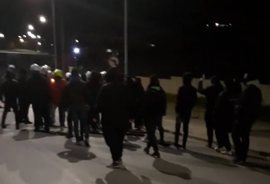 Χάος στη Λέσβο: Πορεία μεταναστών, ΜΚΟ και αναρχικών μετά τα μεσάνυχτα