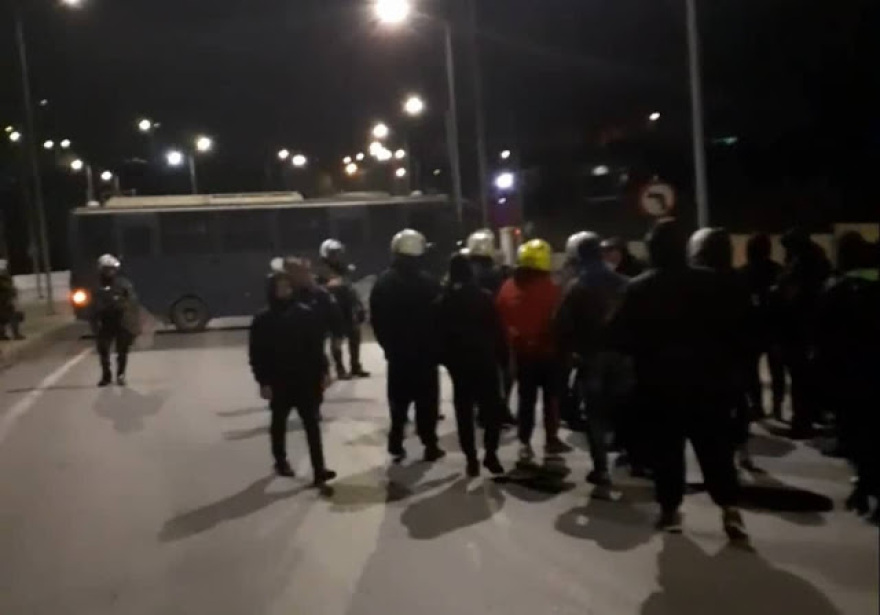 Χάος στη Λέσβο: Πορεία μεταναστών, ΜΚΟ και αναρχικών μετά τα μεσάνυχτα