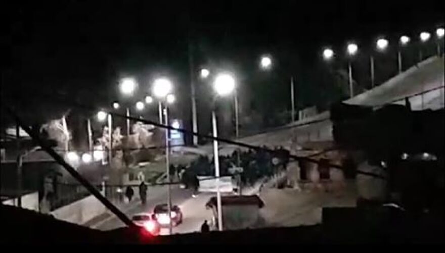 Χάος στη Λέσβο: Πορεία μεταναστών, ΜΚΟ και αναρχικών μετά τα μεσάνυχτα