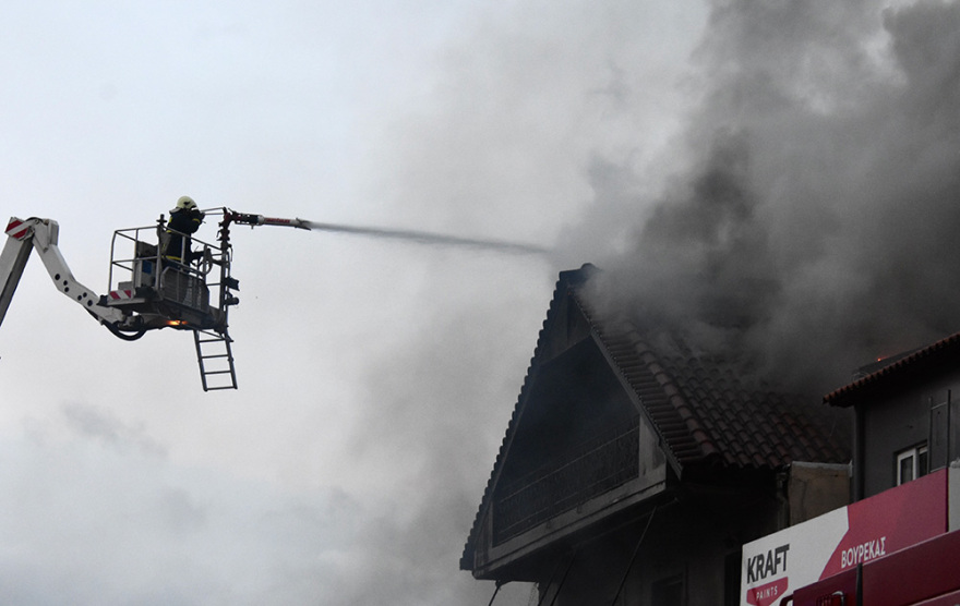 Μεγάλη φωτιά σε συνεργείο αυτοκινήτων στην Αγία Παρασκευή - Ένας τραυματίας