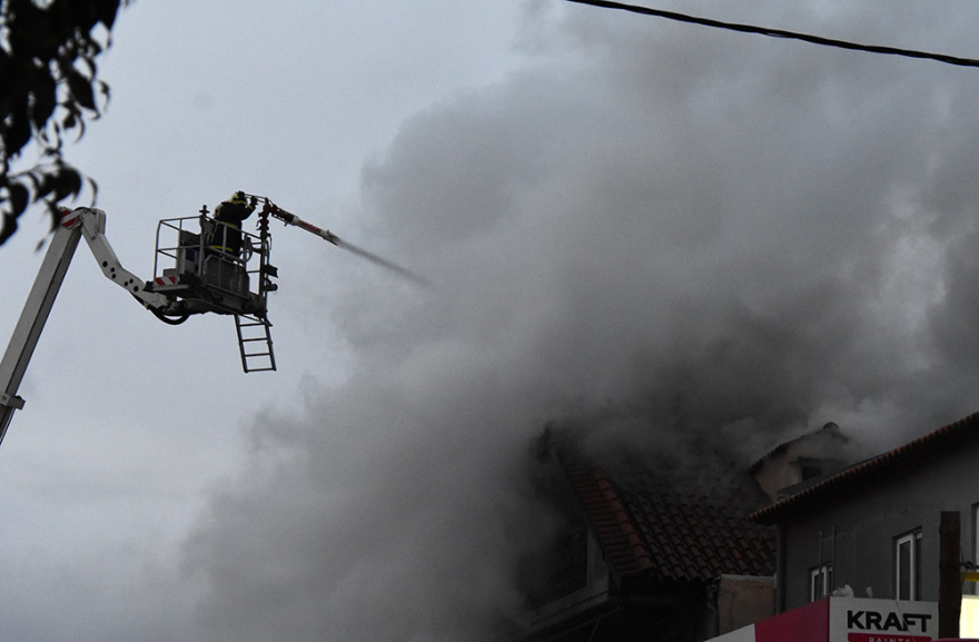 Μεγάλη φωτιά σε συνεργείο αυτοκινήτων στην Αγία Παρασκευή - Ένας τραυματίας